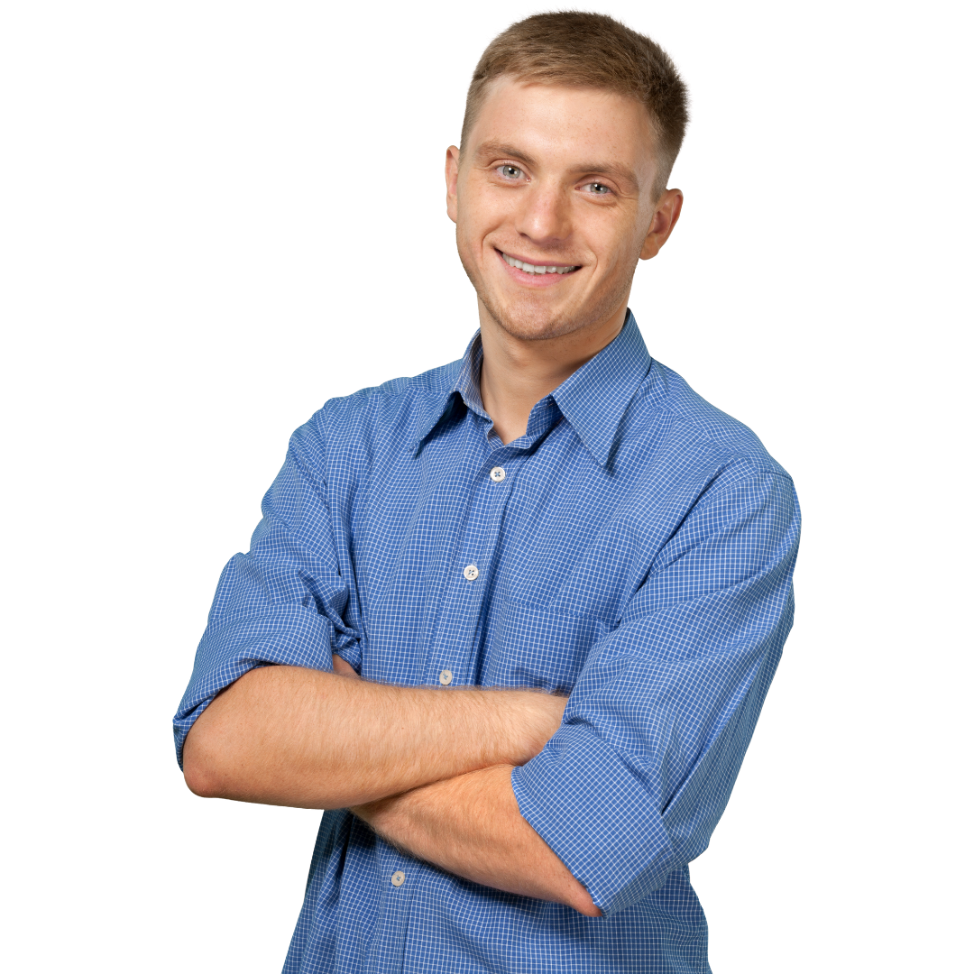 Homem jovem de pele clara e cabelos curtos, sorrindo com braços cruzados. Veste camisa social azul xadrez de mangas dobradas.